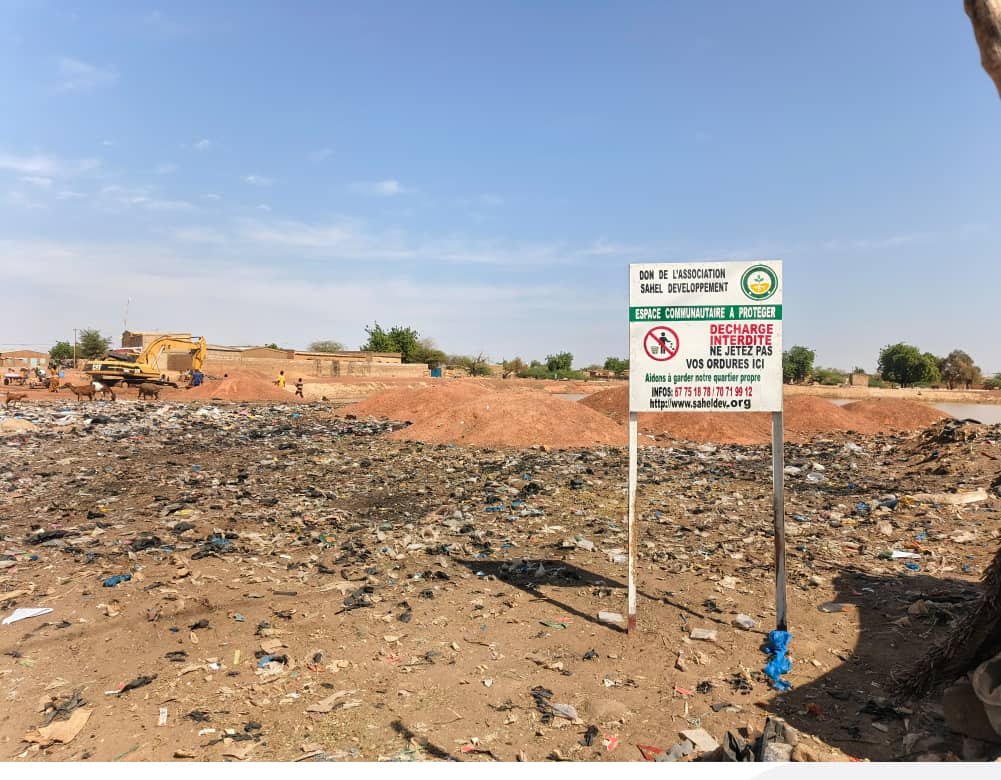 L’un des quatre panneaux interdisant le développement d’ordures dans les lieux publics